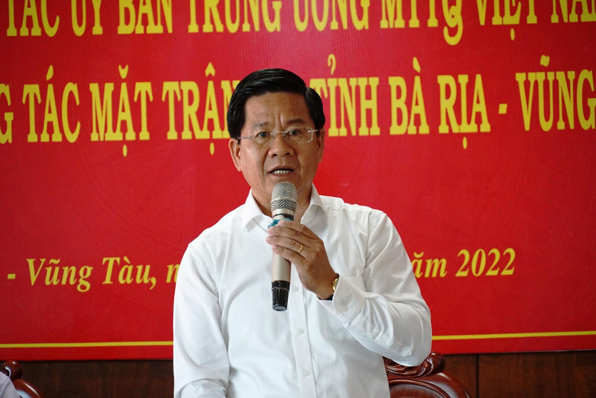 Chủ tịch Ủy ban MTTQ Việt Nam tỉnh Bà Rịa-Vũng Tàu Bùi Chí Thành trao đổi thông tin tại buổi kiểm tra. Ảnh: Mạnh Thìn.