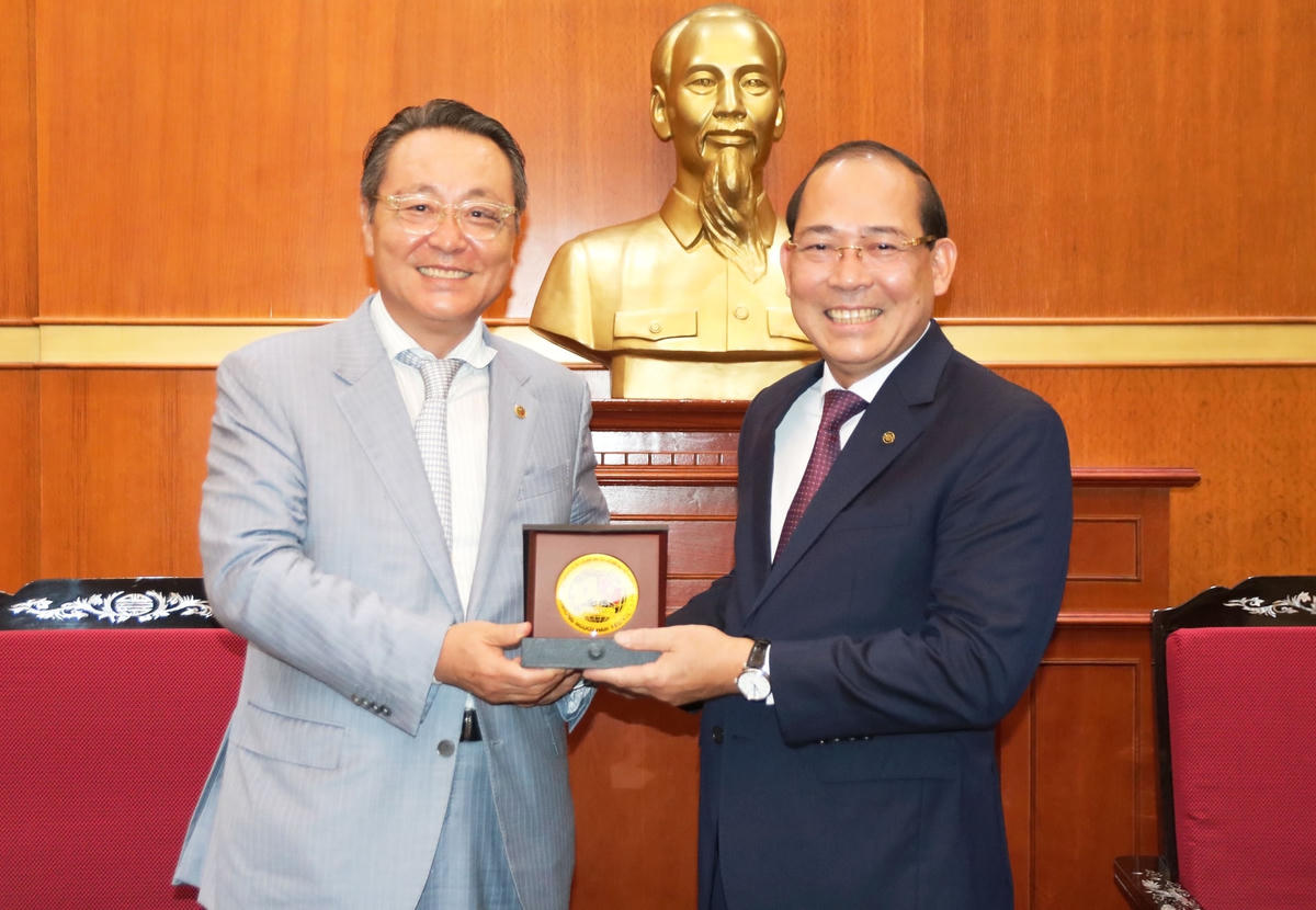 Ông Chang Ho Ick tặng Biểu trưng của Hội những người Hàn Quốc yêu Việt Nam cho Phó Chủ tịch Hoàng Công Thủy.