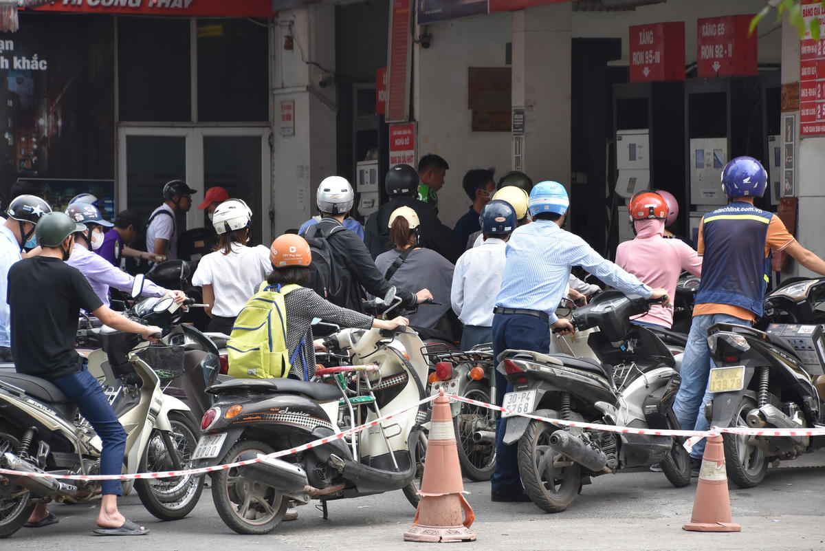 Ở thời điểm hiện tại (ngày 11/11), giá bán lẻ xăng dầu trong nước cụ thể như sau: Xăng E5 RON 92 không quá 21.873 đồng/lít; xăng RON 95 không quá 22.756 đồng/lít; dầu diesel không quá 25.070 đồng/lít; dầu hỏa không quá 23.783 đồng/lít và dầu mazut không quá 14.082 đồng/kg.