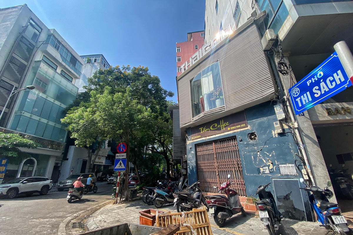 Các tuyến phố được áp dụng quy định trên thuộc các quận Hoàn Kiếm, Hai Bà Trưng như: Dã Tượng, Nguyễn Bỉnh Khiêm, Nguyễn Gia Thiều, Thi Sách, Hàn Thuyên... Theo đó, ngày chẵn, các xe đỗ ở lề đường bên dãy nhà số chẵn, ngày lẻ đỗ ở lề đường bên dãy nhà số lẻ.