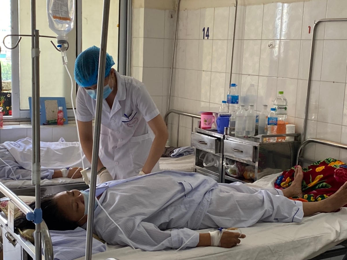 Điều trị bệnh nhân sxh tại Bệnh viện Bệnh Nhiệt đới Trung ương. Ảnh: Nghĩa Toàn