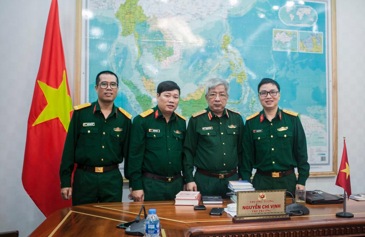 Thượng tướng Nguyễn Chí Vịnh với các nhà văn quân đội.