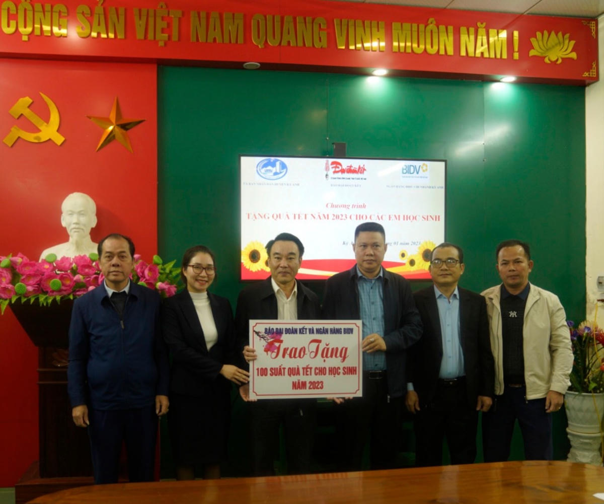 Đại diện Văn phòng đại diện Báo Đại Đoàn Kết khu vực Trung Trung Bộ, BIDV Phòng Giao dịch Kỳ Đồng Chi nhánh Nam Hà Tĩnh trao 100 suất quà cho lãnh đạo huyện UBND huyện Kỳ Anh.