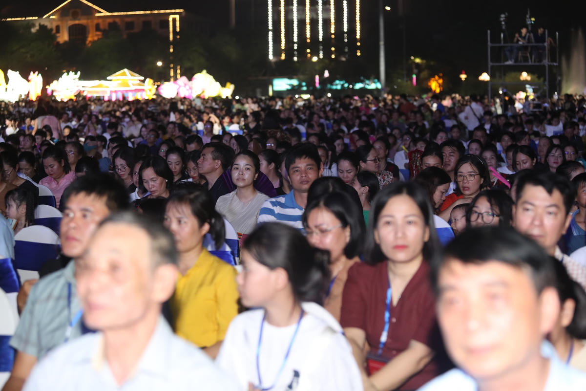 Sự kiện thu hút đông đảo người dân đến xem.