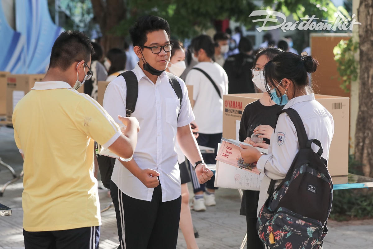 Phụ huynh Hà Nội đứng ngồi không yên chờ đợi con thi vào lớp 10