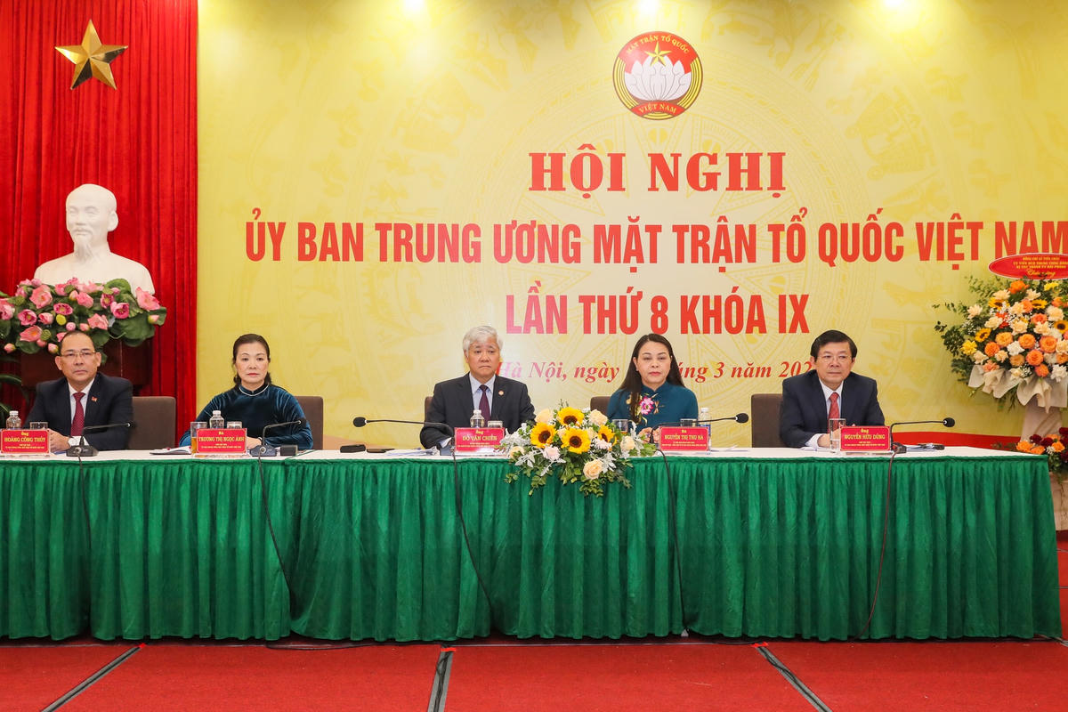 Bí thư Trung ương Đảng, Chủ tịch Ủy ban Trung ương MTTQ Việt Nam Đỗ Văn Chiến cùng các Phó Chủ tịch Ủy ban Trung ương MTTQ Việt Nam chủ trì Hội nghị.