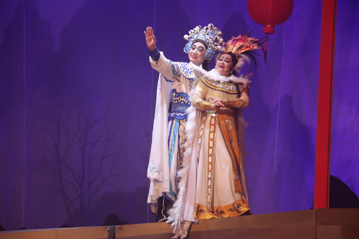 Cảnh trong vở “Chiếc áo thiên nga” của Nhà hát Nghệ thuật hát bội TP Hồ Chí Minh.