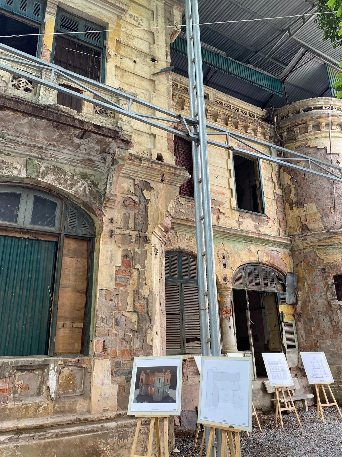 Biệt thự 49 phố Trần Hưng Đạo đang được triển khai trùng tu sau nhiều năm bị bỏ hoang (dự kiến hoàn thành vào năm 2023).