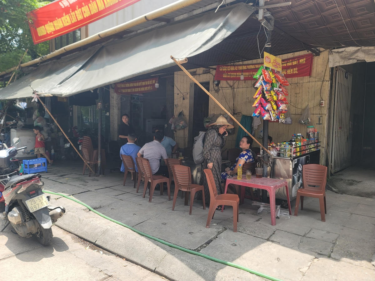 Cư dân tụ tập bàn tán khi sát đến ngày cưỡng chế, thu hồi nhà, đất