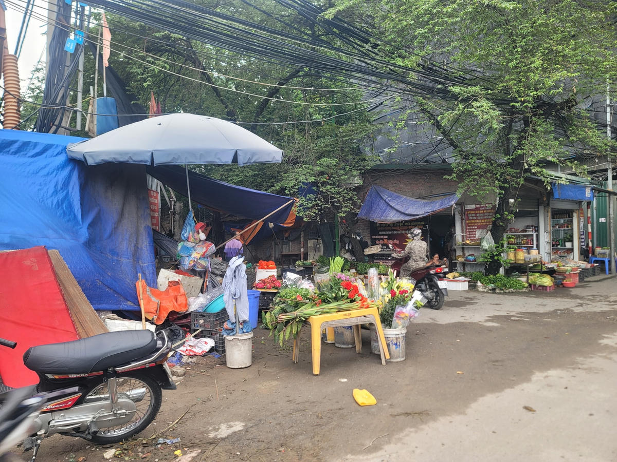 Cách đấy chưa đầy 100m, tiểu thương bày hàng bán tràn ra lòng đường.