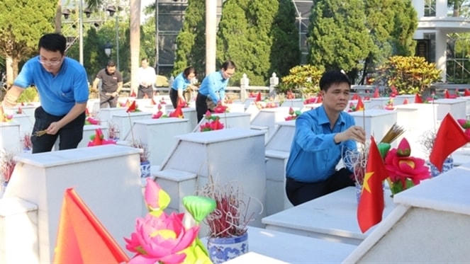 Ông Ngọ Duy Hiểu, Phó Chủ tịch Tổng LĐLĐ Việt Nam thắp nến tri ân các anh hùng liệt sỹ đã hy sinh vì Tổ quốc. 