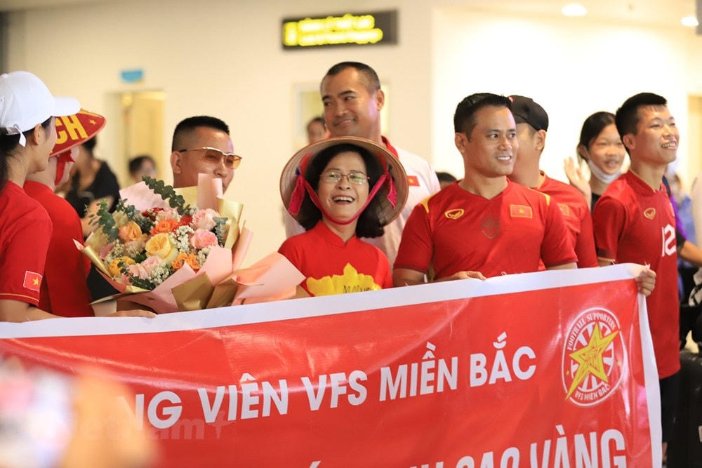 Hội cổ động viên VFS miền Bắc có mặt tại sân bay Nội Bài từ sớm để chào đón Đội tuyển Nữ Việt Nam. (Ảnh: Việt Anh/Vietnam+).
