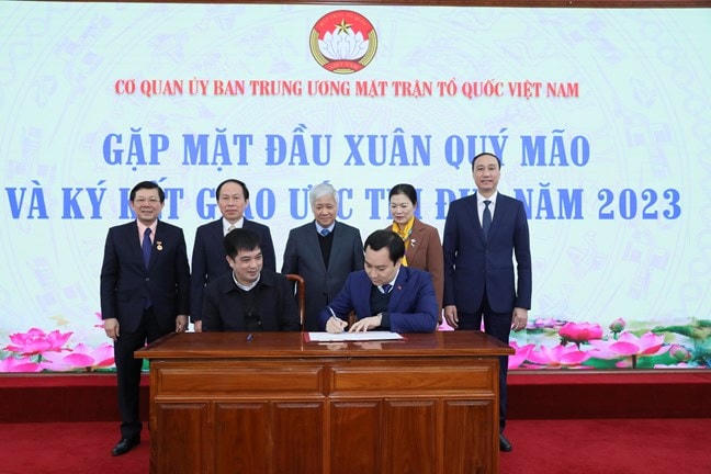 Các Ban, đơn vị trong Cơ quan UBTƯ MTTQ Việt Nam ký kết giao ước thi đua năm 2023.