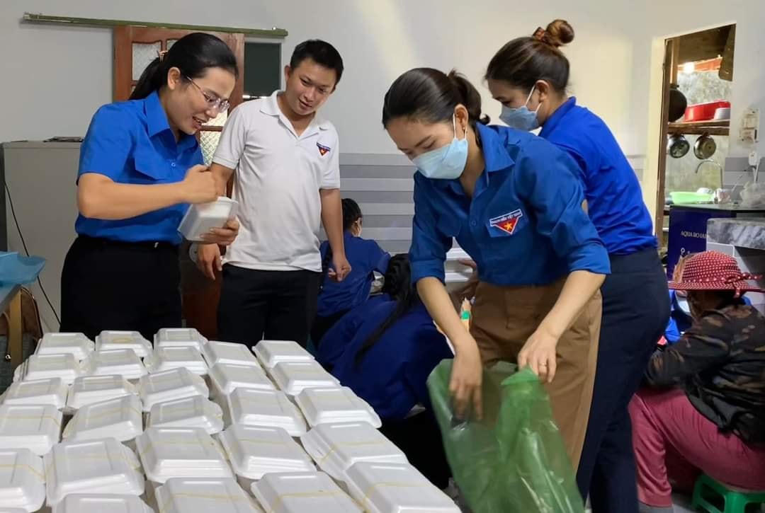 Những suất cơm được tình nguyện viên đem đến điểm thi.