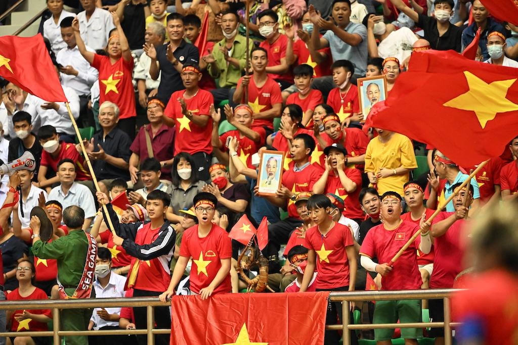 Hình ảnh khán giả phủ kín khán đài sân đấu Futsal SEA Games 31 tại Hà Nam