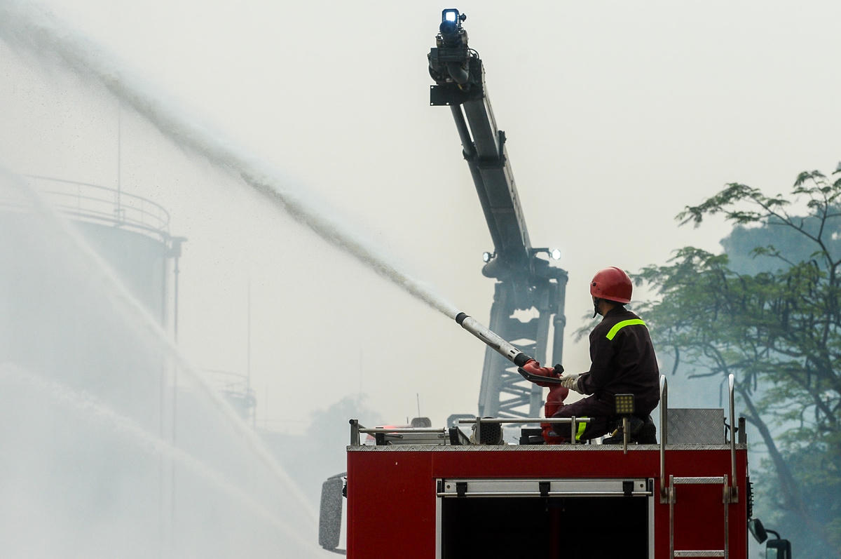  Lực lượng Cảnh sát phòng cháy, chữa cháy và cứu nạn, cứu hộ, triển khai các hoạt động ứng phó, cách ly khu vực nguy hiểm và các nguồn gây cháy. 