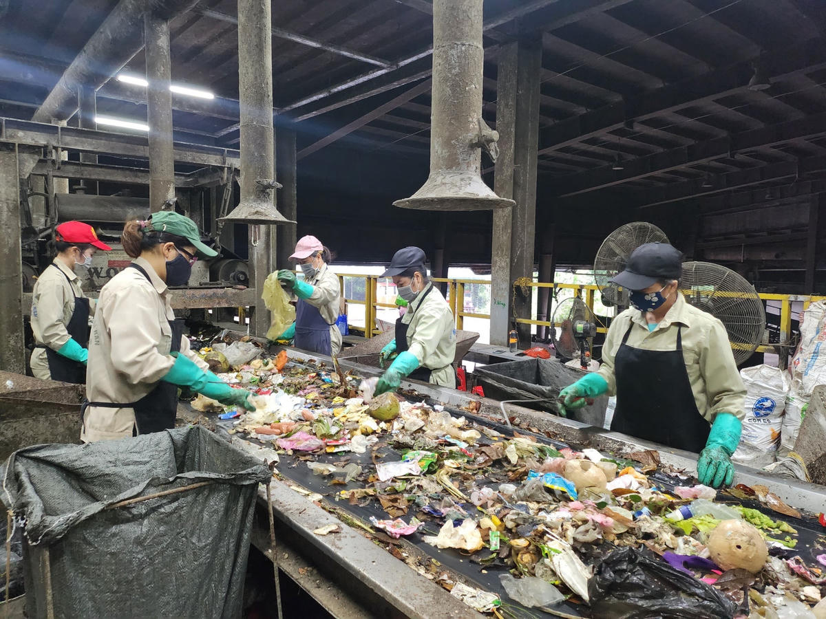 Môi trường độc hại nên công nhân phải đeo khẩu trang trong suốt quá trình làm việc.