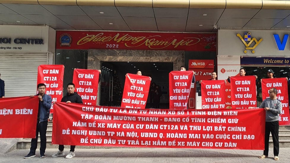 Cư dân treo băng rôn đòi quyền lợi tại Khu chung cư Kim Văn Kim Lũ