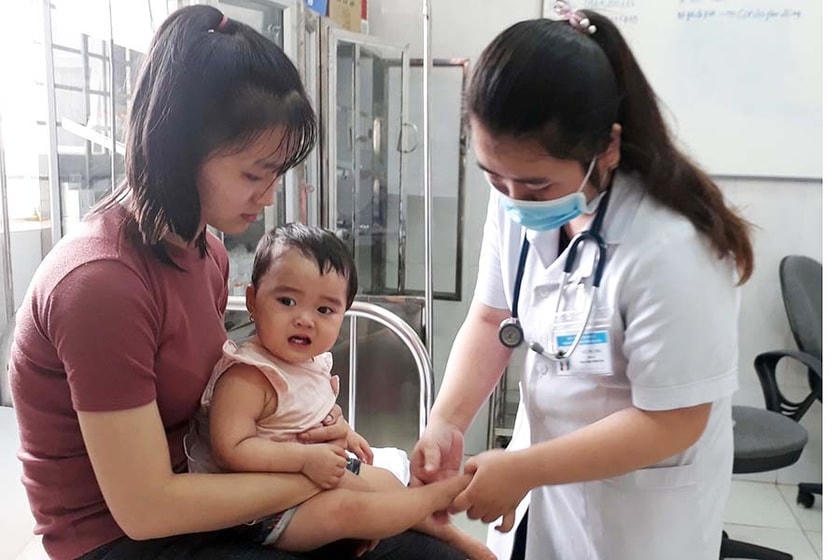 Khám tay chân miệng cho trẻ em tại Bệnh viện Nhi tỉnh Gia Lai.