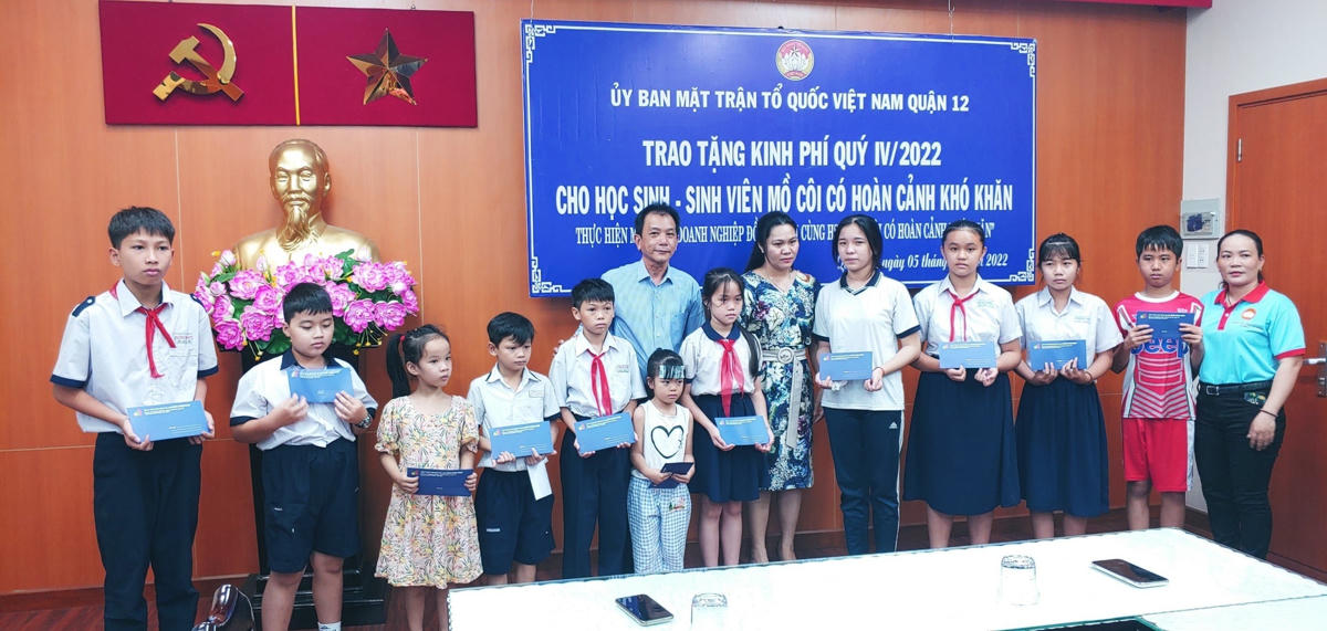 Một hoạt động hỗ trợ học sinh, sinh viên mồ côi có hoàn cảnh khó khăn của Mặt trận Quận 12.