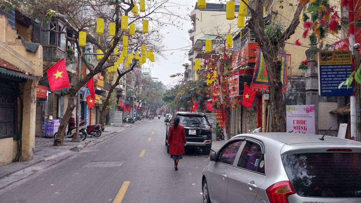 Nhiều người xuống phố đi dạo trong sáng bình yên của Hà Nội.