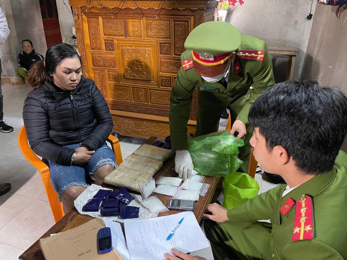 Đối tượng Nguyễn Thị Dung (bìa trái).