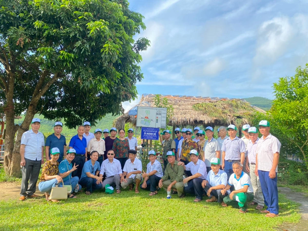 Du khách check-in tại điểm tham quan, trải nghiệm “Du lịch nông nghiệp nông thôn” của hộ ông Ân Văn Kim.  