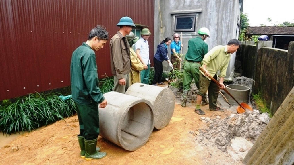Cán bộ Mặt trận và các tổ chức đoàn thể thị xã Kỳ Anh cùng người dân xã Kỳ Hà lắp đặt hố lắng xử lý nước thải.