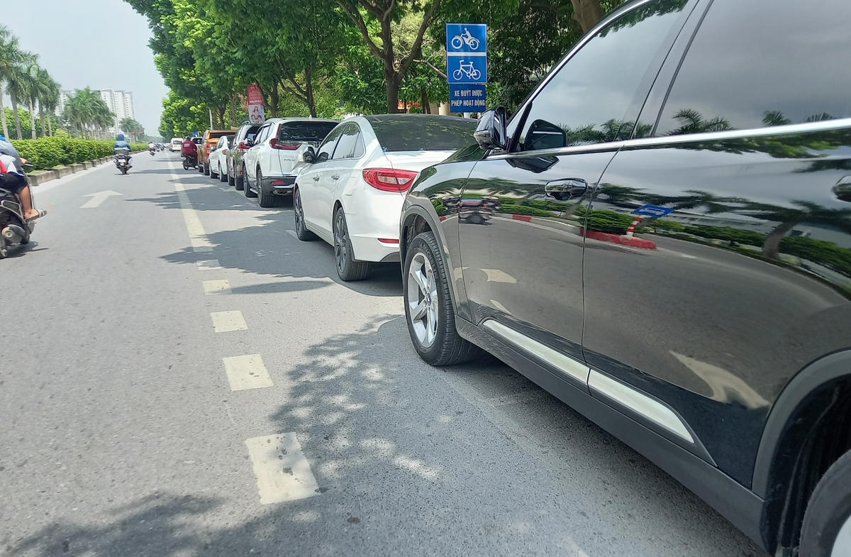 Ngoài tuyến đường Lê Đức Thọ thì tình trạng xe ô tô đỗ dưới lòng đường, vỉa hè cũng xảy ra trên tuyến đường Trần Hữu Dực, quận Nam Từ Liêm (TP Hà Nội). Các xe đỗ chiếm hết một làn đường, người tham gia giao thông đông đi lại rất khó khăn.