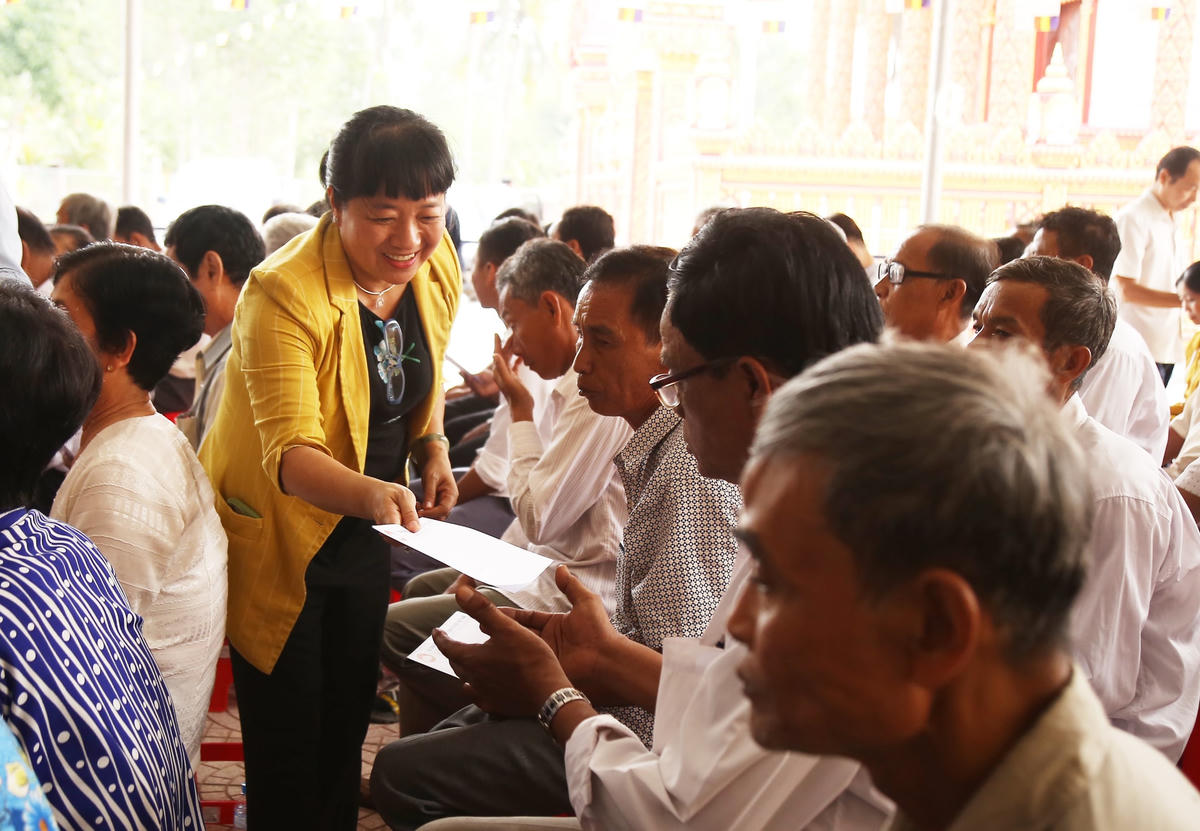 Bà Phạm Thanh Tuyền, Phó Trưởng Ban Công tác phía Nam, UBTƯ MTTQ Việt Nam trao quà cho các hộ gia đình dân tộc Khmer tiêu biểu.      