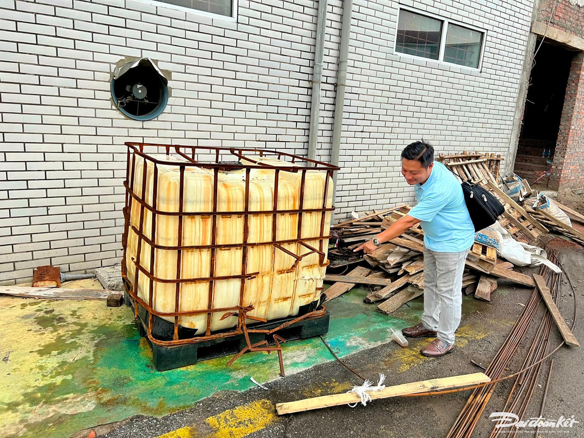 Ông Nguyễn Minh Hạnh - Giám đốc Kỹ thuật Nhà máy bột giặt VICO chỉ khu vực téc nguyên liệu bị bục. Ảnh: Phương Thanh. 