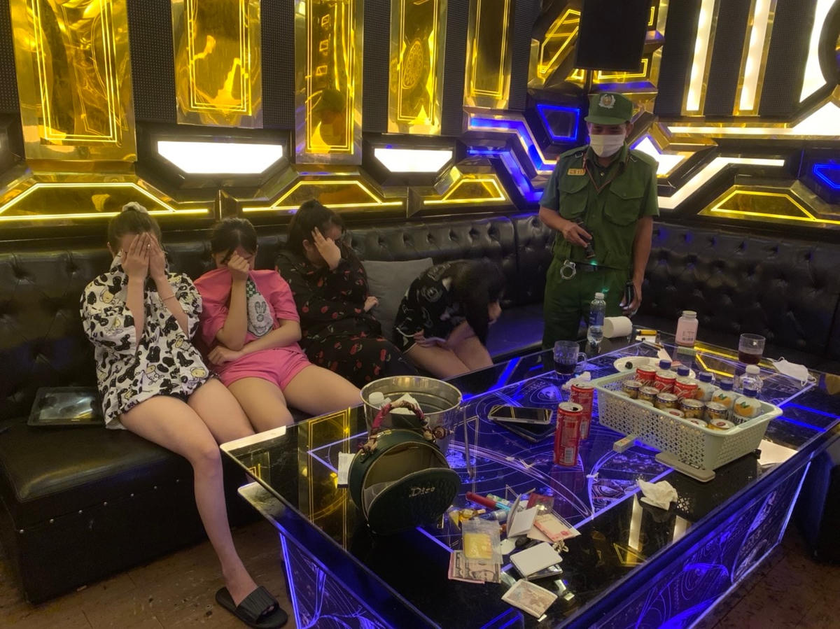 Phát hiện nam thanh, nữ tú dương tính ma túy trong quán karaoke.