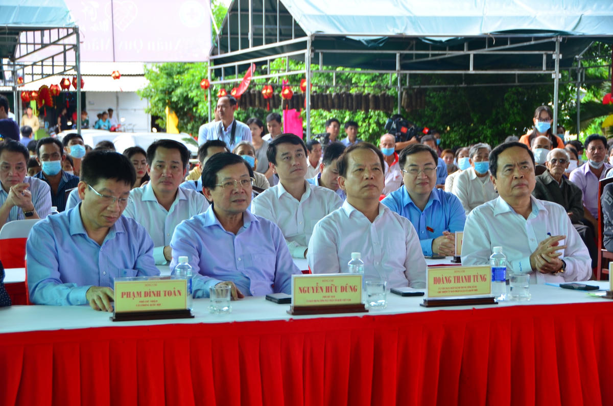 Phó Chủ tịch Thường trực Quốc Hội Trần Thanh Mẫn và đoàn công tác Trung ương tham gia chương trình "Tết Nhân ái" tổ chức tại xã Hưng Hội, huyện Vĩnh Lợi tỉnh Bạc Liêu.  