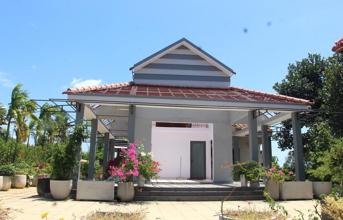Ngôi nhà ở trang trại của ông Lê Văn Ninh đã tháo dỡ phần ngói.