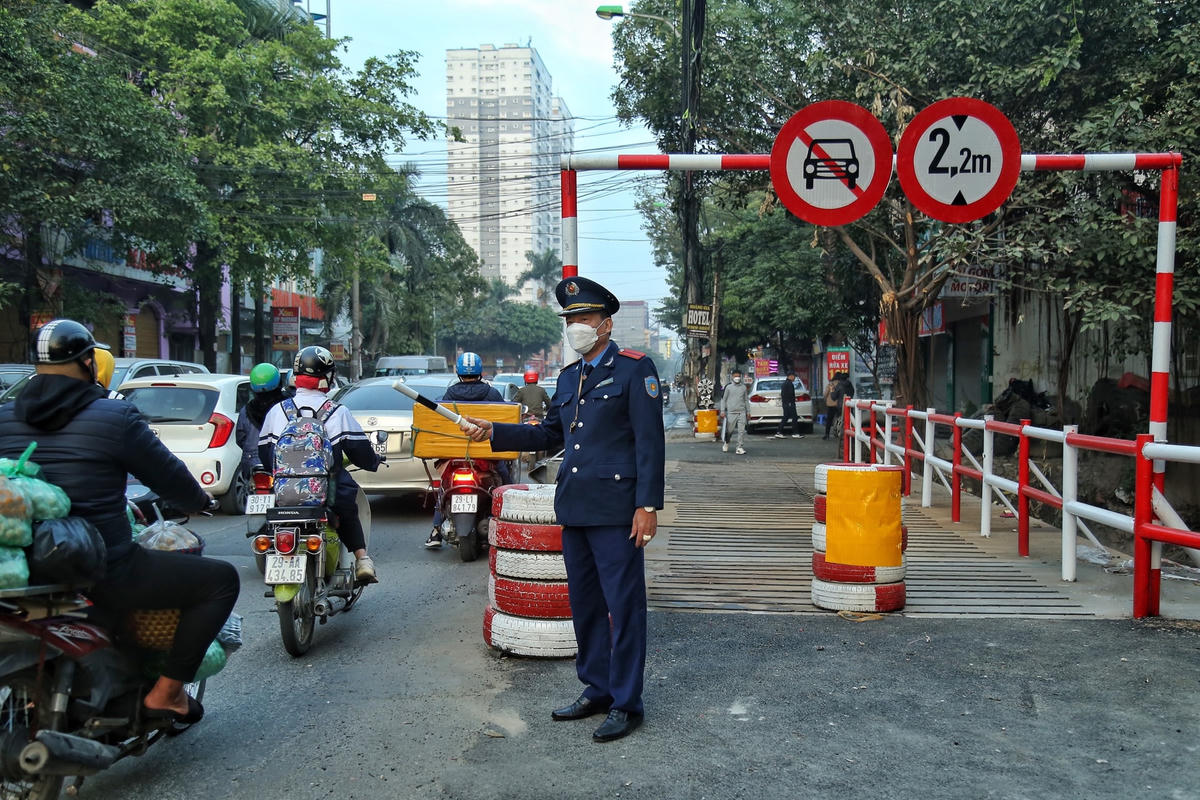 Bên cạnh đó, Thanh tra Sở GTVT đã bố trí lực lượng phối hợp với lực lượng CSGT và các đơn vị liên quan tổ chức hướng dẫn giao thông cho các phương tiện lưu thông theo phương án điều chỉnh tổ chức giao thông.