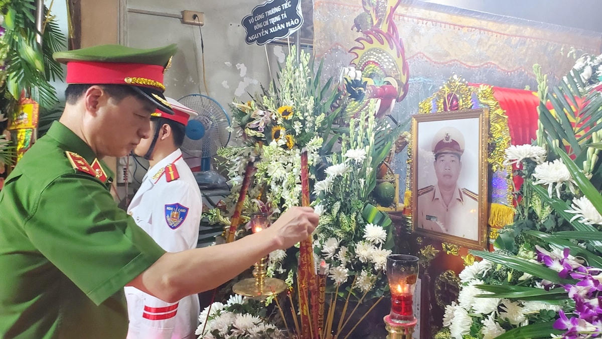 Trung tướng Nguyễn Duy Ngọc - Ủy viên Ban Chấp hành Trung Ương Đảng, Thứ Trưởng Bộ Công an đến viếng đồng chí Nguyễn Xuân Hào hy sinh khi đang làm nhiệm vụ. Ảnh: Công an tỉnh Long An.