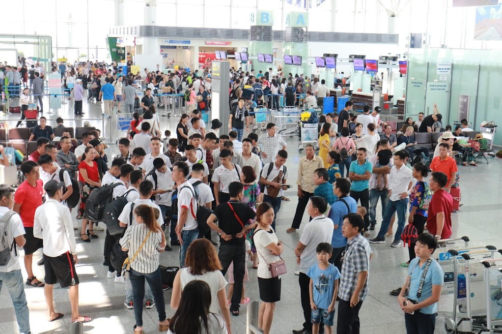 Giá vé máy bay nội địa đắt đỏ, khách hàng phải lựa chọn phương án tối ưu khiến cả ngành du lịch và hàng không đều đứng trước nguy cơ ế ẩm. Ảnh: Quang Vinh.  