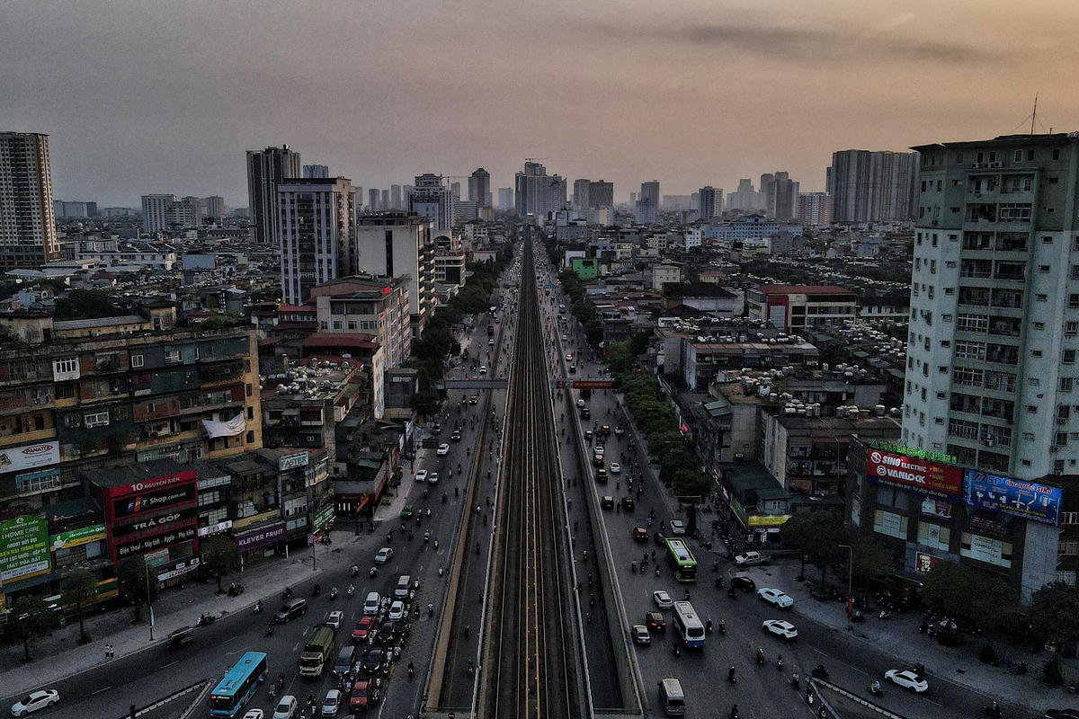 Các phương tiện dễ dàng lưu thông trên tuyến đường Nguyễn Trãi.