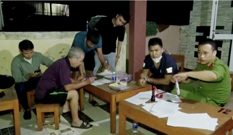 Cơ quan công an khám xét nhà đối tượng Nguyễn Phi Hùng.