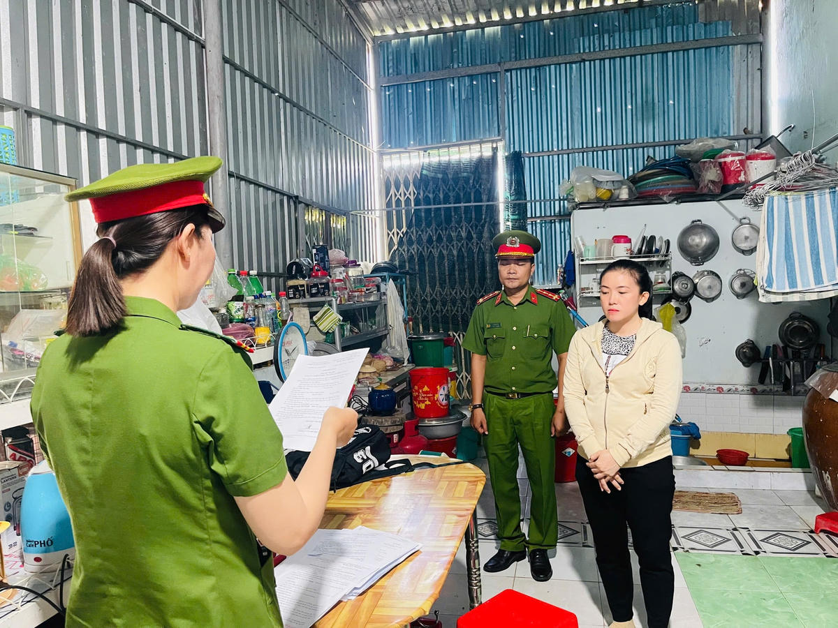 Cơ quan Cánh sát điều tra tống đạt Lệnh khám xét nơi ở đối với bị can Trần Mỹ Tiên (1)