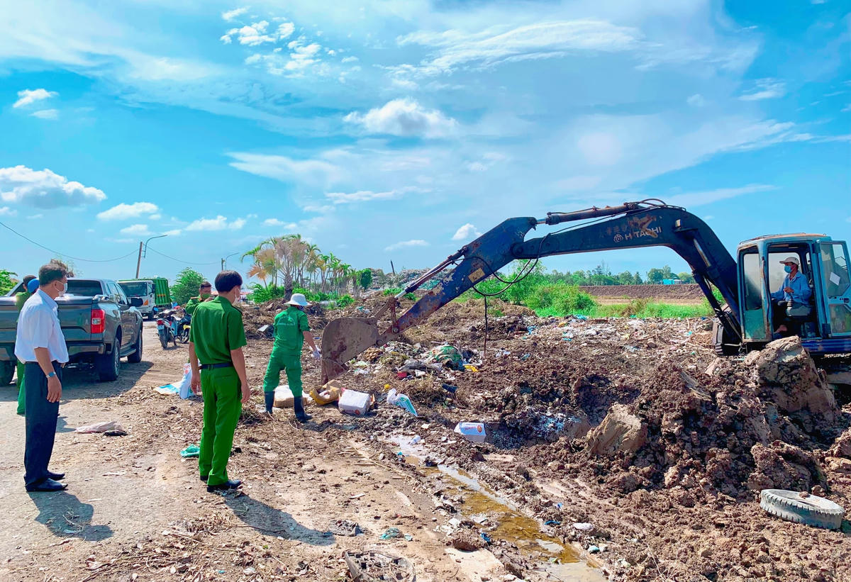 Lực lượng chức năng tiến hành tiêu hủy 230kg thực phẩm đông lạnh nhập lậu.