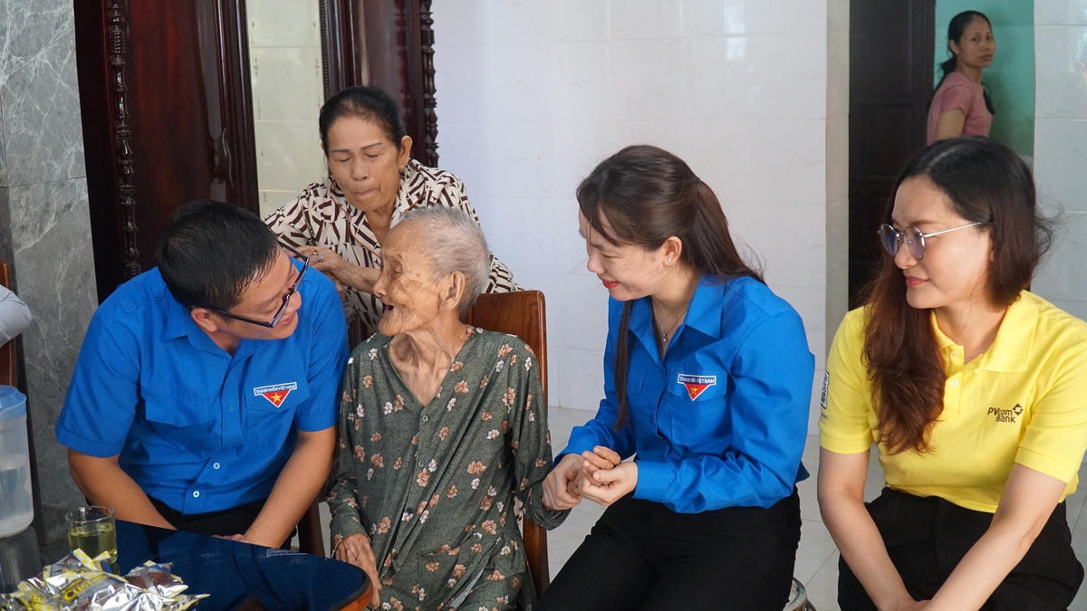 Lãnh đạo Tỉnh đoàn Thừa Thiên - Huế thăm hỏi, tặng qua Mẹ Việt Nam anh hùng và gia đình chính sách trên địa bàn tỉnh.