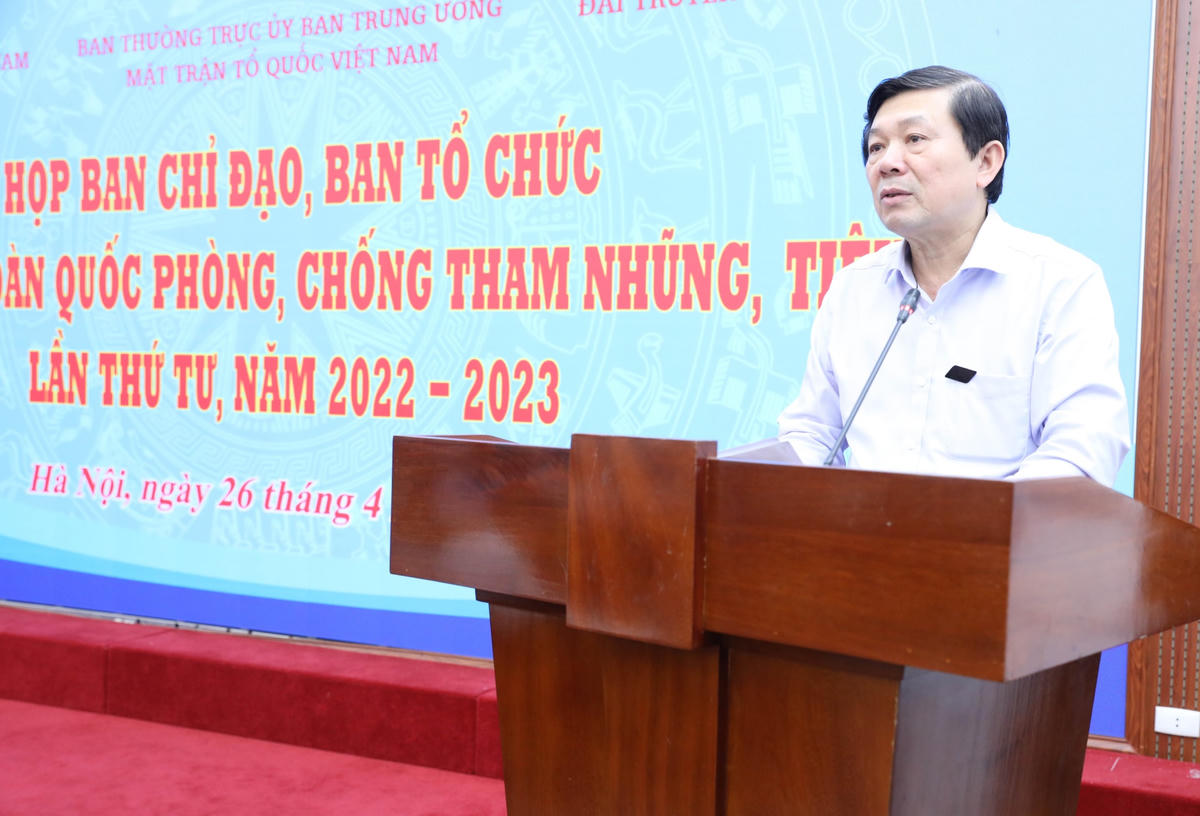 Phó Chủ tịch UBTƯ MTTQ Việt Nam Nguyễn Hữu Dũng phát biểu tại cuộc họp.