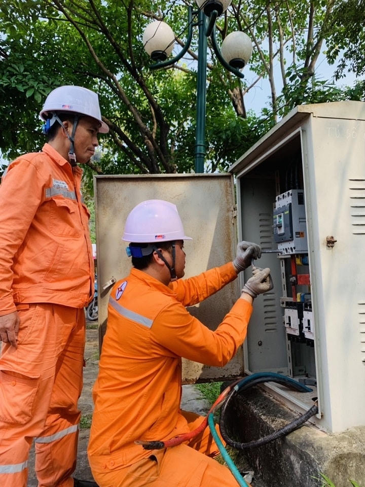Tổng công ty Điện lực miền Bắc khuyến cáo khách hàng sử dụng điện tiết kiệm để tránh nguy cơ sự cố về điện