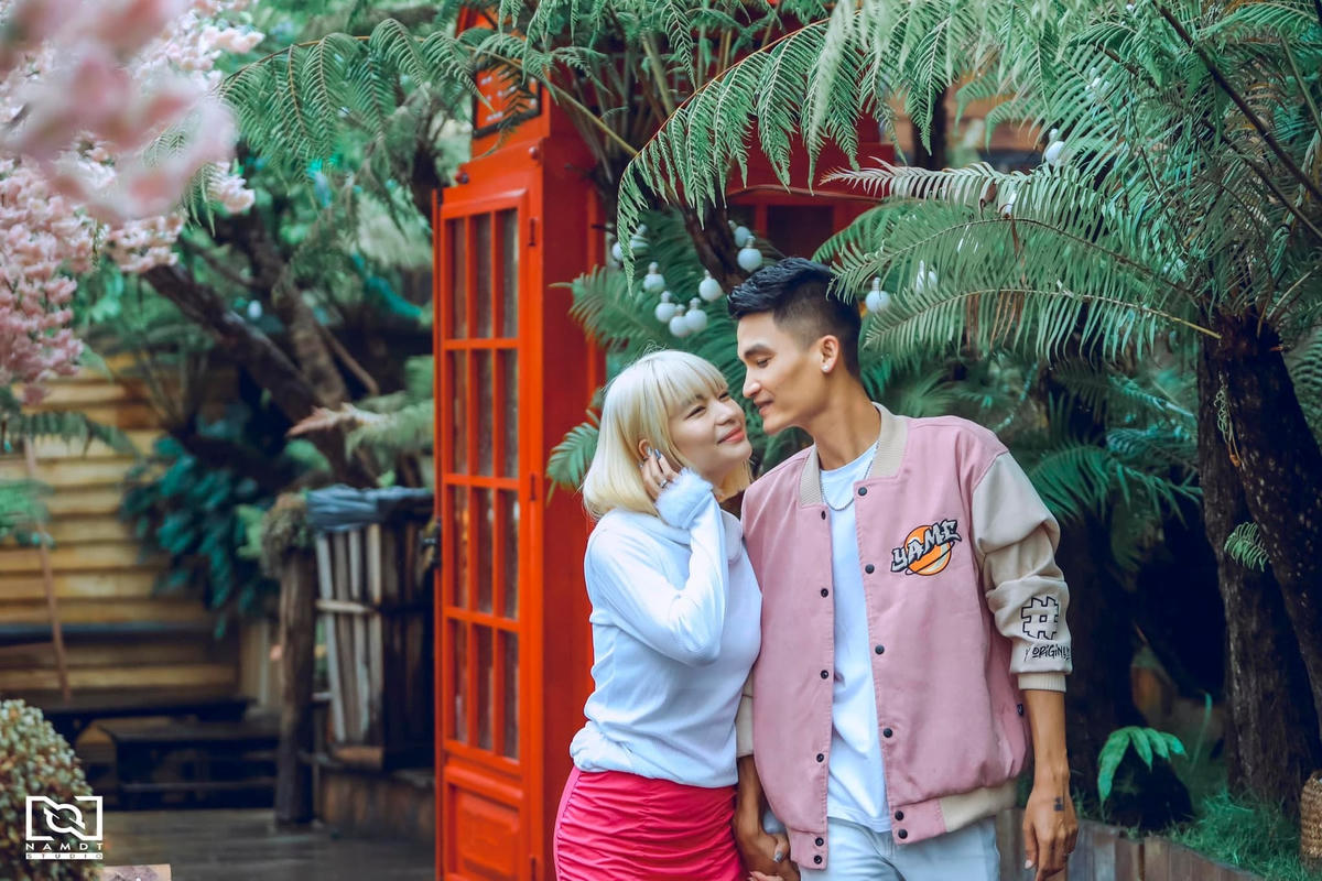 Trải qua 8 năm bên nhau, sự ngọt ngào Mạc Văn Khoa dành cho Thảo Vy vẫn như ngày đầu.