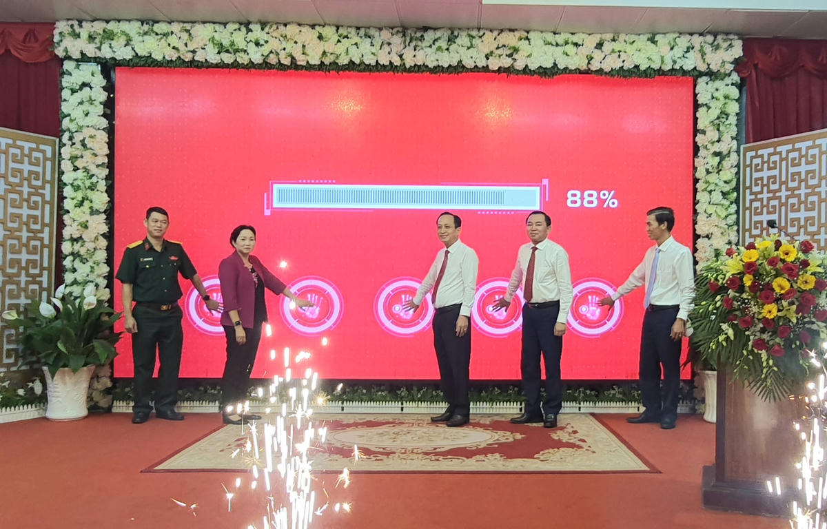 Lãnh đạo tỉnh Bạc Liêu thực hiện nghi thức khai trương thử nghiệm dịch vụ mạng 5G của tập đoàn Công nghiệp Viễn thông Quân đội.