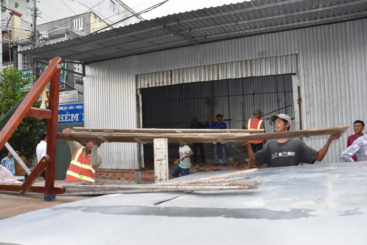 Tháo dỡ công trình xây dựng trái phép từng "nhốt" 2 cán bộ thi hành công vụ.