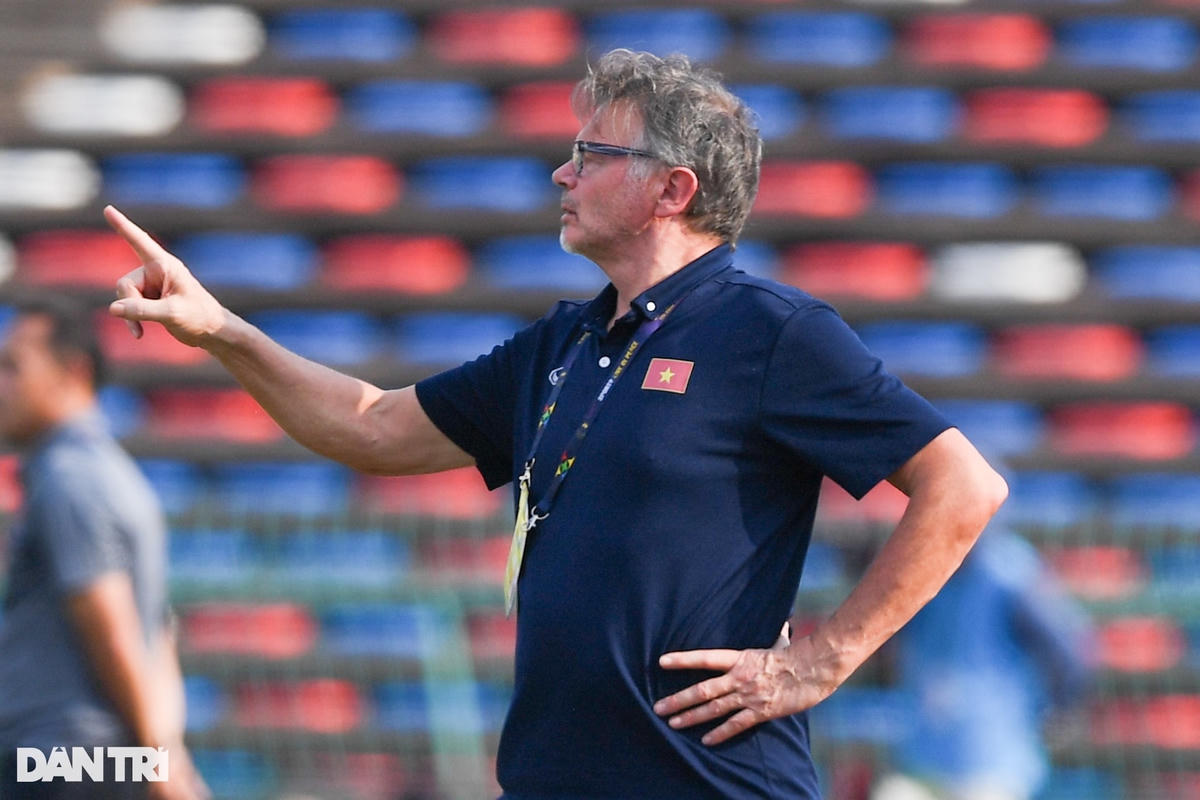 HLV Troussier nhiều khả năng chưa đưa ra quá nhiều thay đổi ở đội tuyển Việt Nam (Ảnh: Mạnh Quân/Dân Trí).