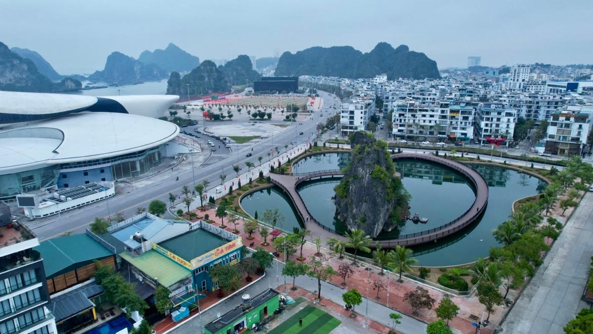 Hồ Hải Thịnh (hay còn gọi là Hồ Hòn Một) có vị trí đắc địa, ở trung tâm của thành phố (thuộc phường Hồng Hải), nằm đối diện nhiều công trình nổi tiếng của tỉnh như: Quảng trường 30/10, Cung Quy hoạch, Hội chợ và Triển lãm tỉnh, Thư viện - Bảo tàng tỉnh Quảng Ninh.