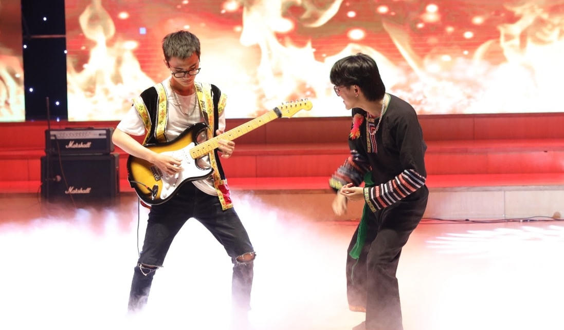 Minh Đức "phiêu" cùng nhạc công Guitar.